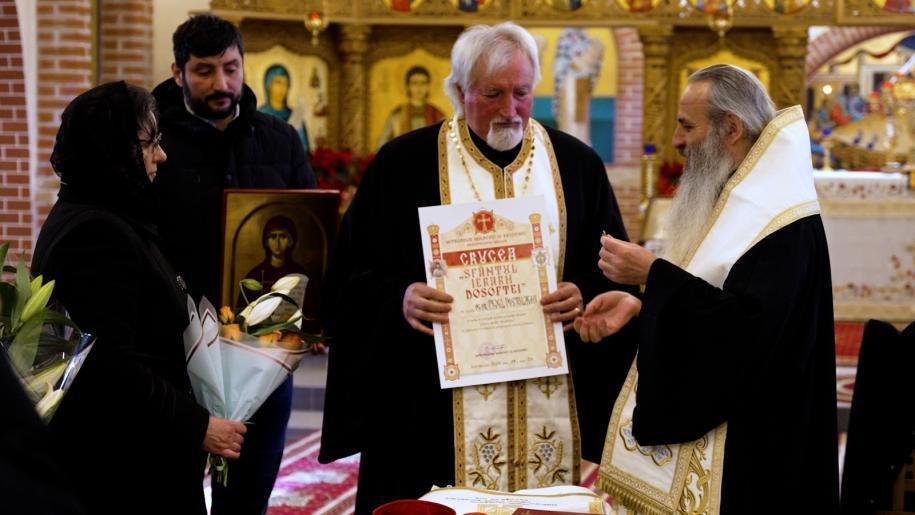 Părintele Pavel Postolachi, primind distincția „Crucea Sfântul Ierarh Dosoftei” / Foto: Adrian Sârbu
